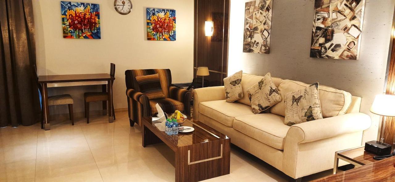 Tio Sea Resort Al Khawr Bagian luar foto A living room