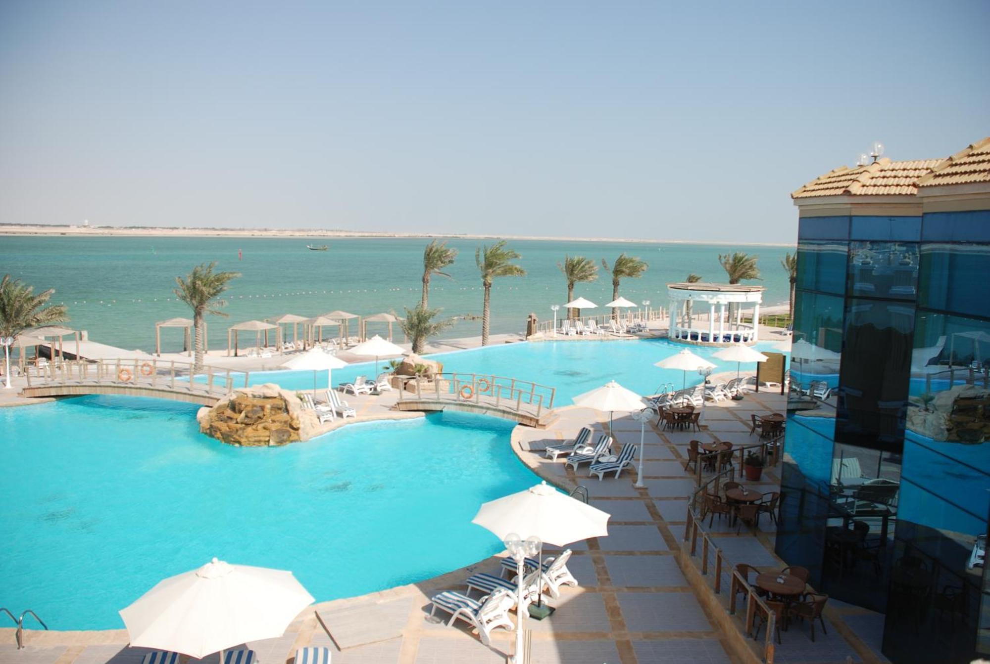 Tio Sea Resort Al Khawr Bagian luar foto The pool at the Grand Hotel