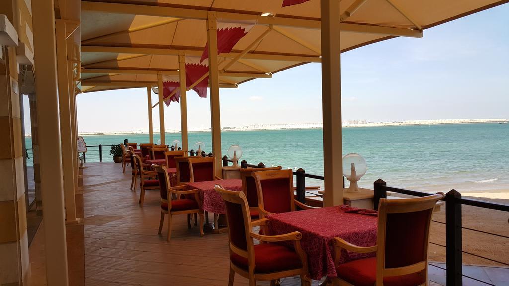Tio Sea Resort Al Khawr Bagian luar foto A restaurant in Al-Shaqra