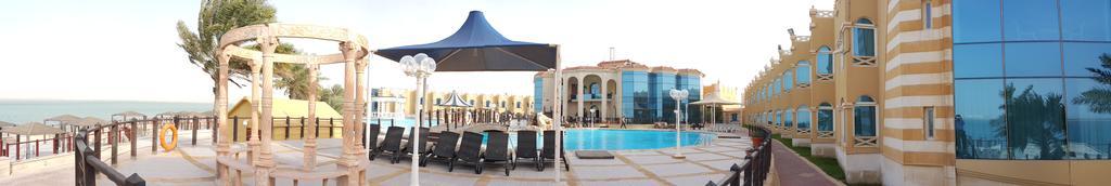 Tio Sea Resort Al Khawr Bagian luar foto The pool at the hotel