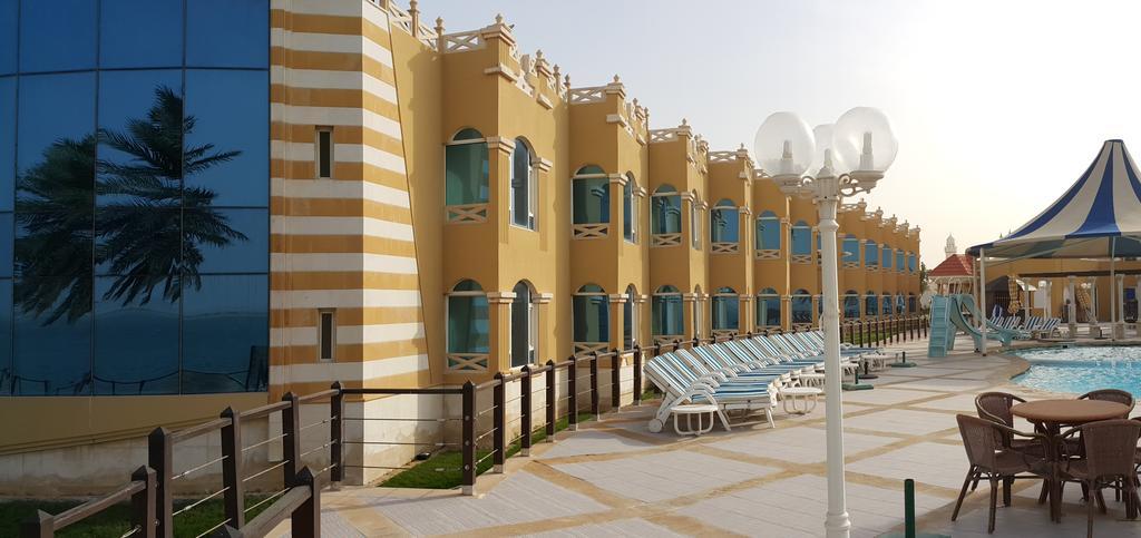Tio Sea Resort Al Khawr Bagian luar foto The resort's pool area