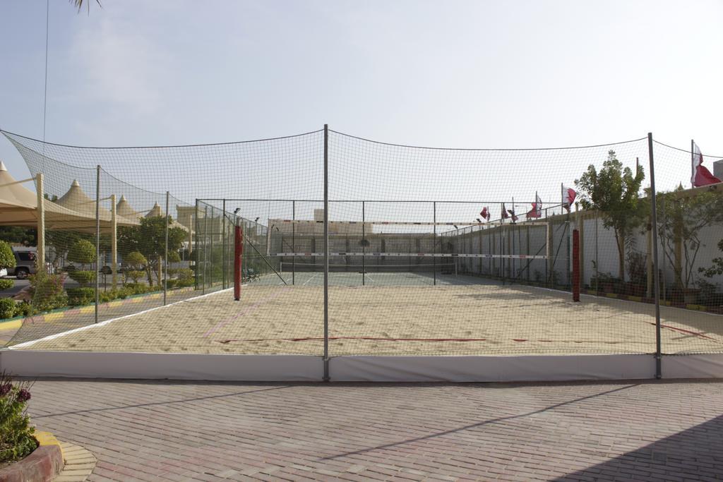 Tio Sea Resort Al Khawr Bagian luar foto A paddle tennis court in Spain
