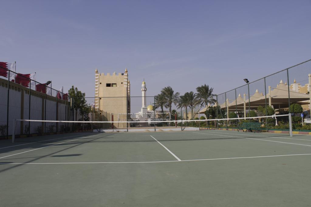 Tio Sea Resort Al Khawr Bagian luar foto Tennis courts at the resort