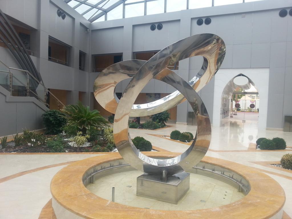 Tio Sea Resort Al Khawr Bagian luar foto Fountain at the entrance of the hospital