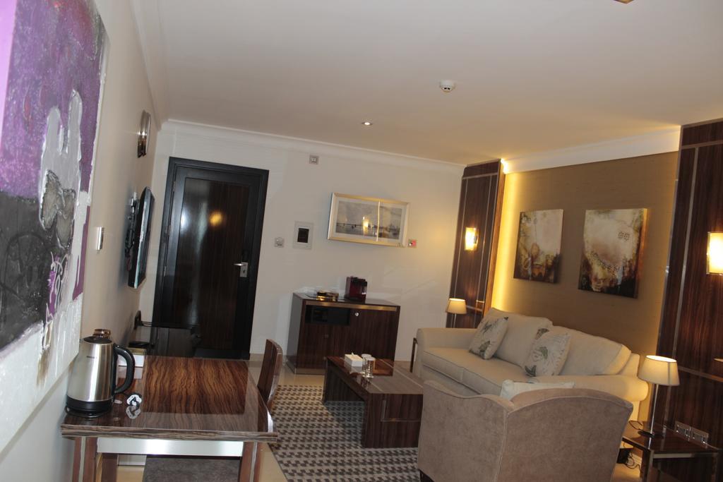 Tio Sea Resort Al Khawr Bagian luar foto A suite at the hotel