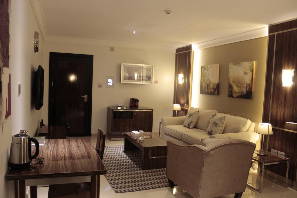 Tio Sea Resort Al Khawr Bagian luar foto A living room in a typical apartment