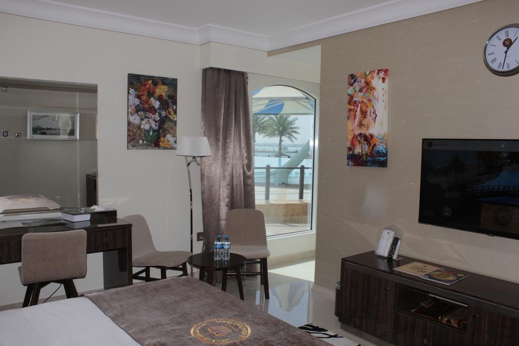 Tio Sea Resort Al Khawr Bagian luar foto A suite at the hotel