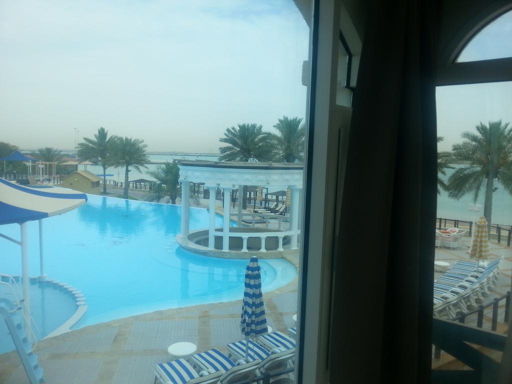 Tio Sea Resort Al Khawr Bagian luar foto View of the pool at the Al Khobar Hilton