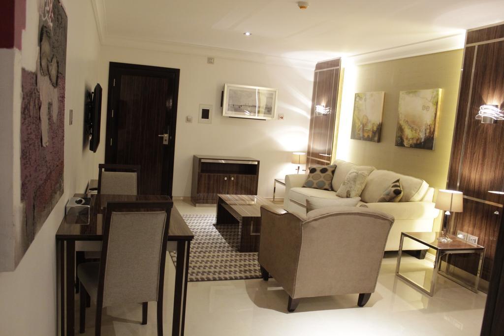 Tio Sea Resort Al Khawr Bagian luar foto A living room in a typical apartment