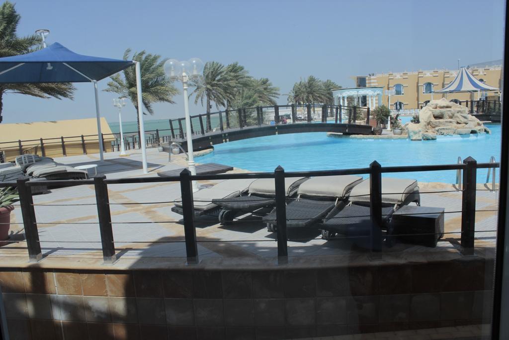 Tio Sea Resort Al Khawr Bagian luar foto The pool at the resort