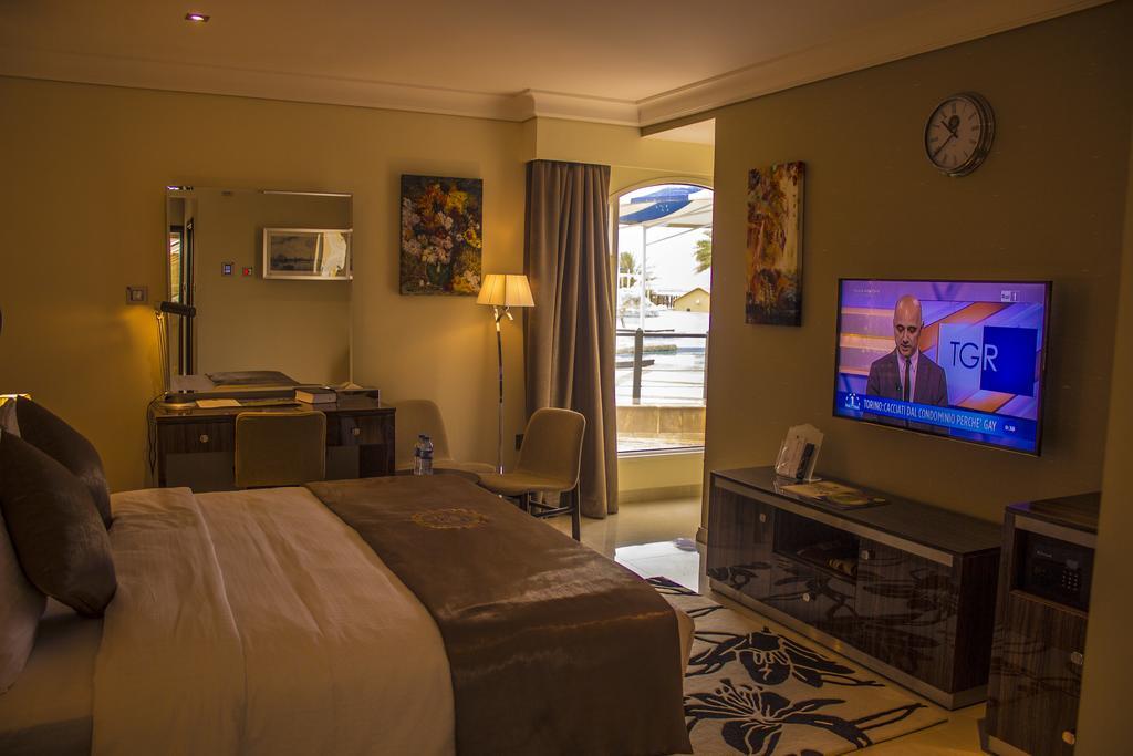 Tio Sea Resort Al Khawr Bagian luar foto A room at the hotel