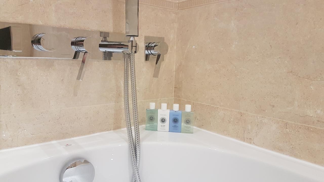 Tio Sea Resort Al Khawr Bagian luar foto A shower hose
