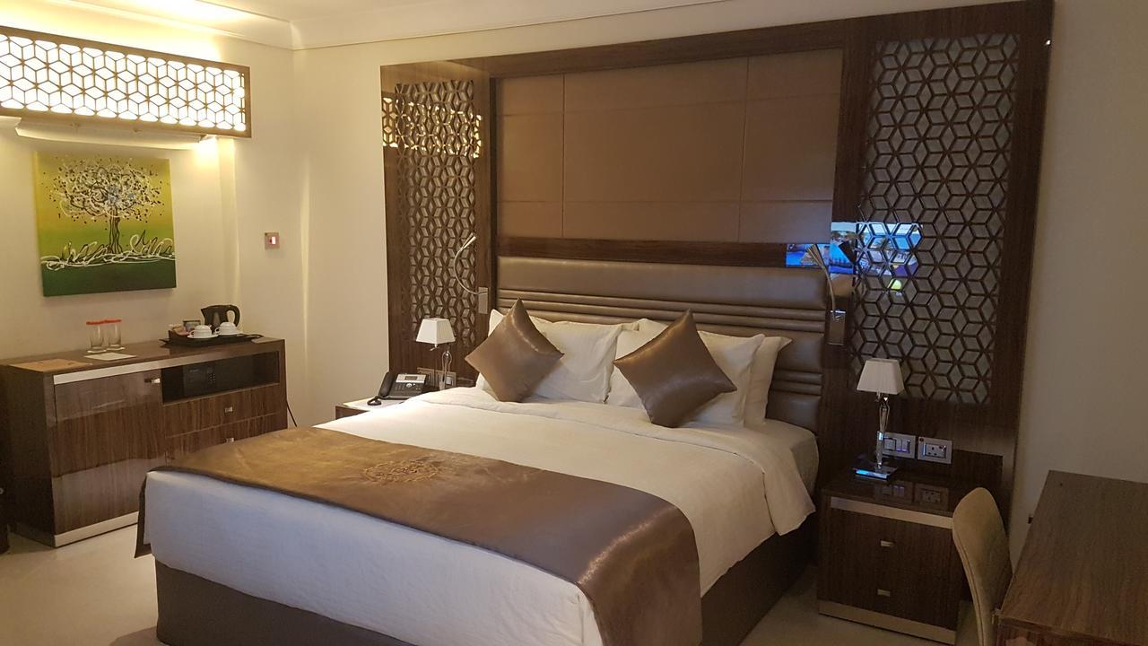 Tio Sea Resort Al Khawr Bagian luar foto A bedroom at the hotel