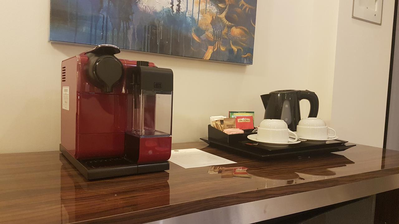 Tio Sea Resort Al Khawr Bagian luar foto A Nespresso coffee machine in a hotel room