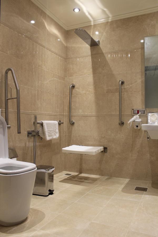 Tio Sea Resort Al Khawr Bagian luar foto Disabled toilet with a folding seat