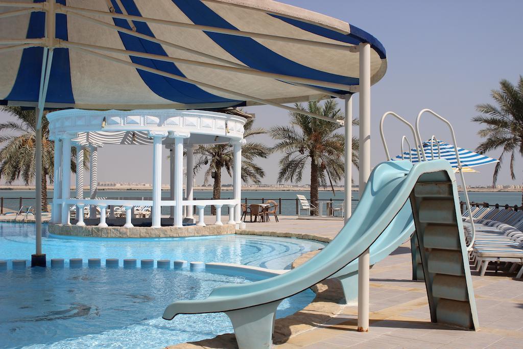 Tio Sea Resort Al Khawr Bagian luar foto A water slide