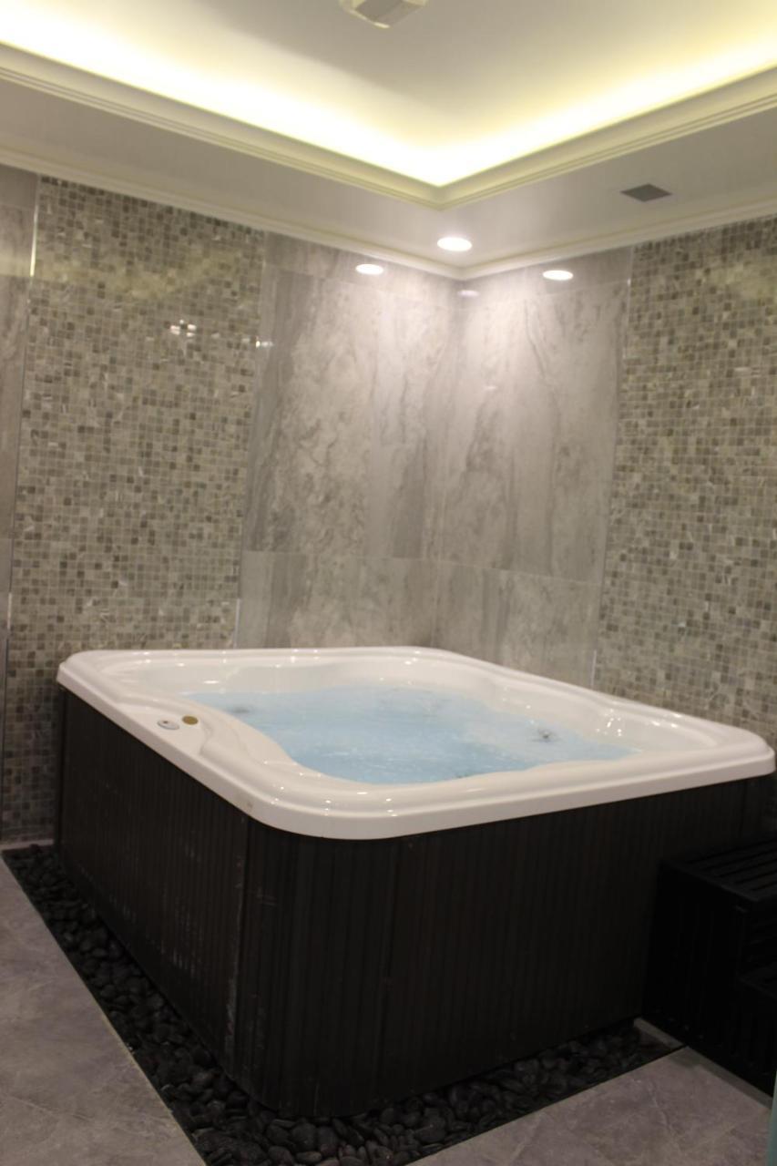 Tio Sea Resort Al Khawr Bagian luar foto A hot tub
