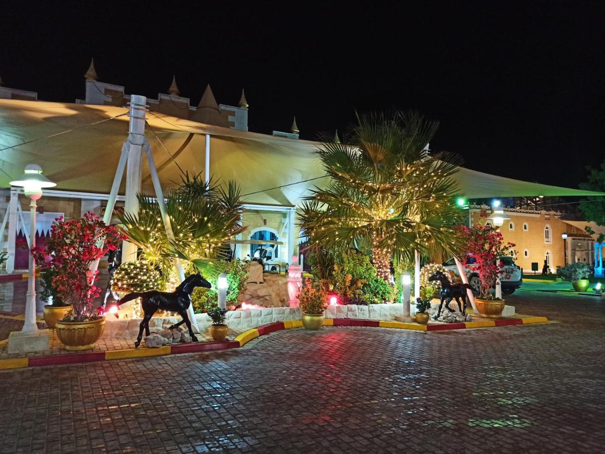 Tio Sea Resort Al Khawr Bagian luar foto Al Shaqab at night