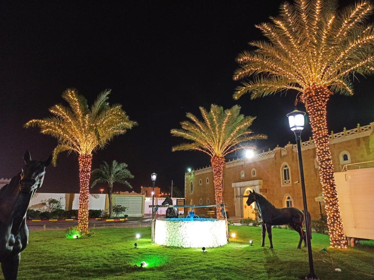 Tio Sea Resort Al Khawr Bagian luar foto Al Shaqab at night