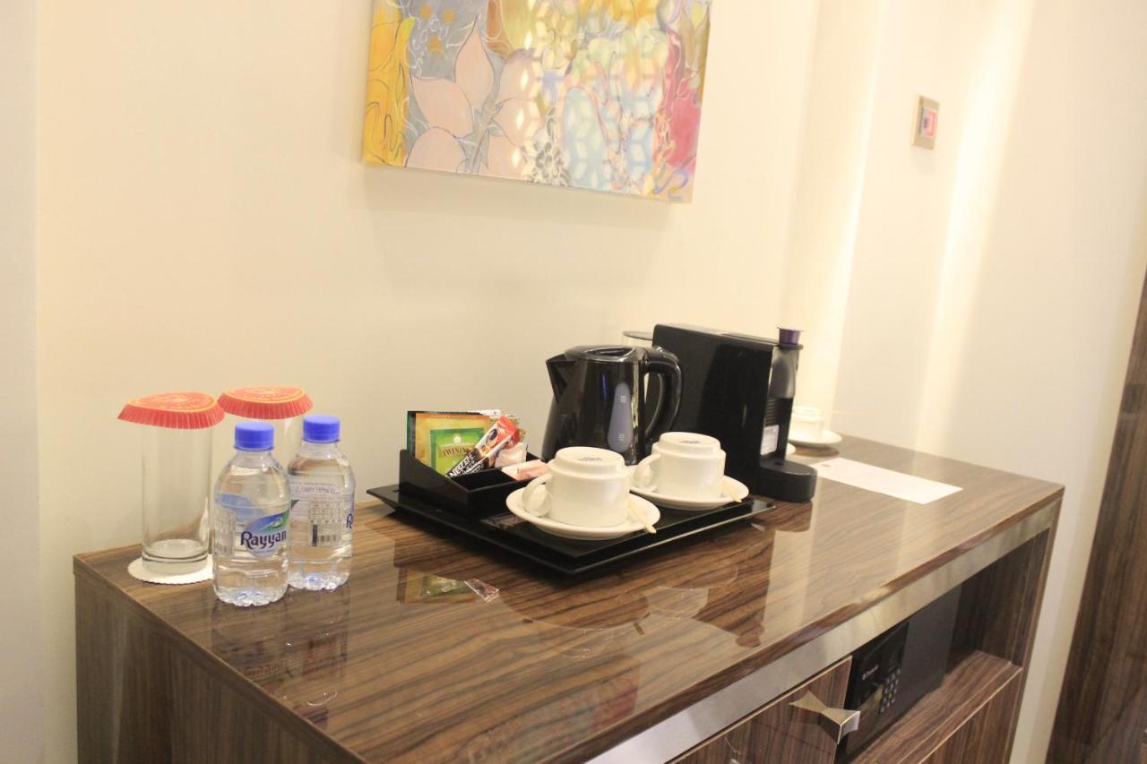 Tio Sea Resort Al Khawr Bagian luar foto A coffee and tea tray in a hotel room
